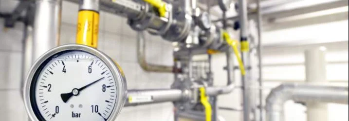 Ein Manometer an Rohrleitungen.